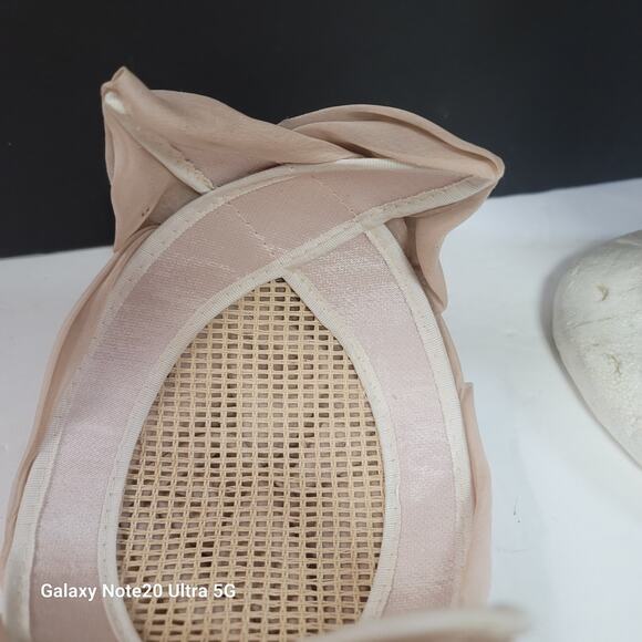 Vintage Union Made Delicate Beige Chiffon Juliet Turban Style Hat Flat Bow - Picture 4 of 7